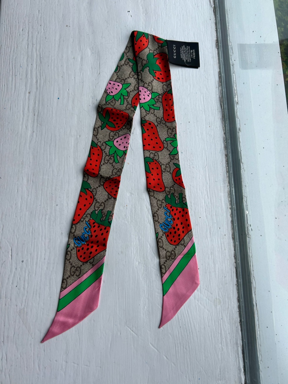 Brand New Authentic Gucci Strawberry Print Tweet Silk Slim Scarf - Picture 1 of 5